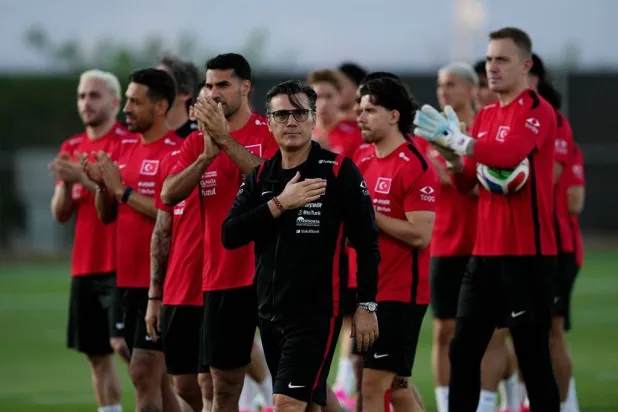 Football - FIFA World Cup 2026 - Türkiye Training - Arizona Athletic Grounds, Mesa, Arizona, US - June 8, 2026 Türkiye coach Vincenzo Montella with players during training. (Reuters) 