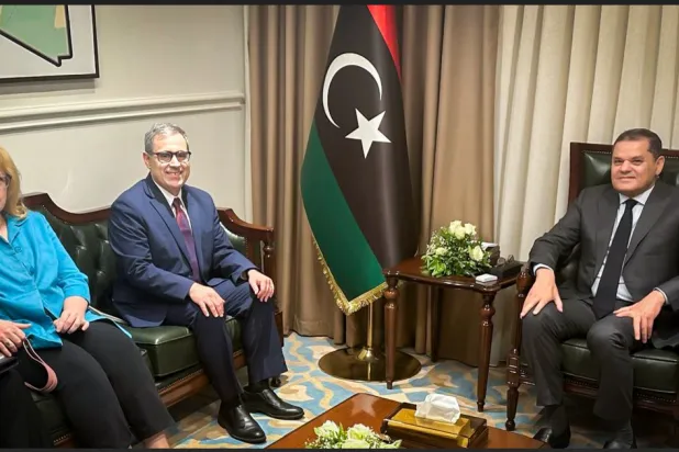 الدبيبة خلال استقبال القائم بأعمال السفارة الأميركية جيريمي برنت في طرابلس الخميس الماضي (السفارة الأميركية)