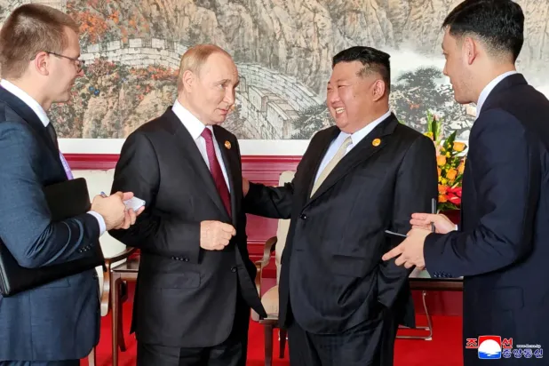 Kuzey Kore lideri Kim Jong-un, Eylül 2025’te Pekin’e yaptıkları ziyaret sırasında Rusya Devlet Başkanı Vladimir Putin ile görüşüyor. (Reuters)