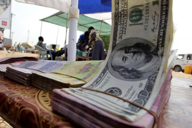هبط سعر صرف الجنيه السوداني إلى مستوى قياسي ليعادل نحو 6000 جنيه مقابل الدولار (رويترز)