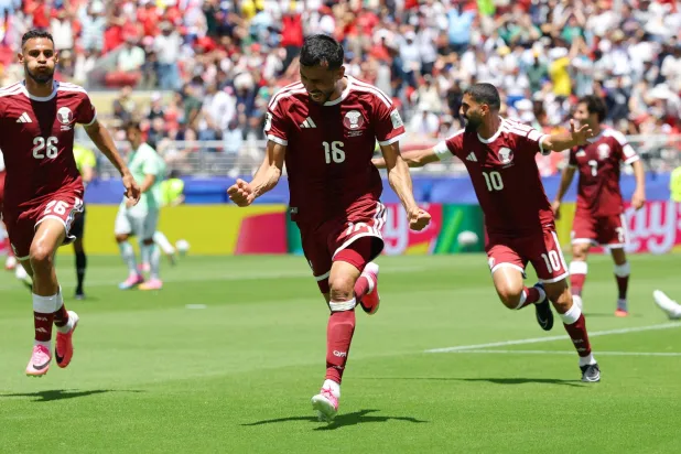 القطري بوعلام خوخي يحتفل بتسجيل هدف منتخب بلاده خلال مباراة قطر وسويسرا (رويترز)