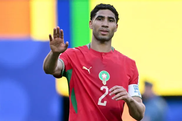 حكيمي خلال مباراة البرازيل (أ.ف.ب)