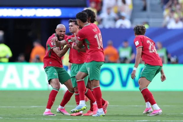 لاعبو المغرب يحتفلون بهدف صابيري (أ.ف.ب)