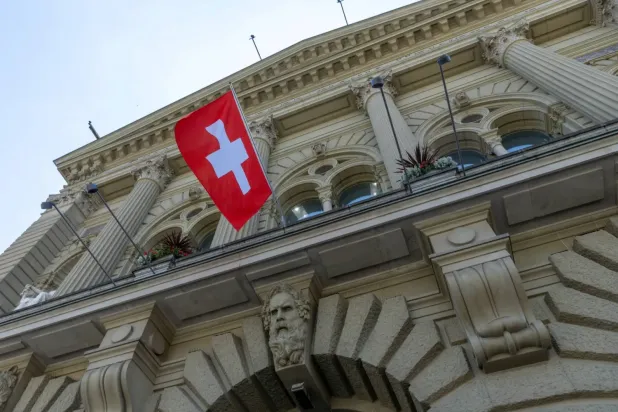 İsviçre bayrağı, 15 Haziran 2023 tarihinde İsviçre'nin Bern kentindeki İsviçre parlamento binası üzerinde dalgalanıyor (Reuters)