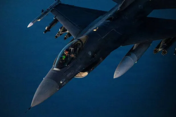 A US Air Force F-16 fighter jet patrols the skies above the Middle East as American forces maintain regional presence and vigilance (CENTCOM)