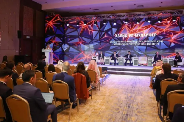نائب وزير الصناعة والثروة المعدنية يتحدث خلال جلسة حوارية في مؤتمر آستانة للتعدين (واس)