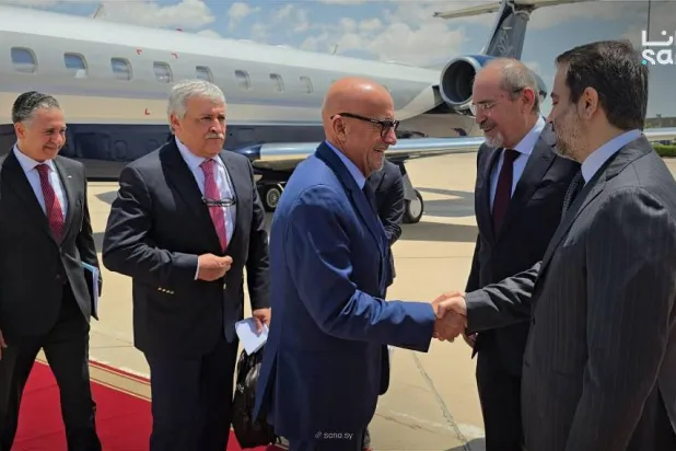 استقبل وزير الخارجية أسعد حسن الشيباني وفداً وزارياً أردنياً رفيع المستوى برئاسة نائب رئيس ‏الوزراء وزير الخارجية وشؤون المغتربين أيمن الصفدي في مطار دمشق الدولي (سانا)