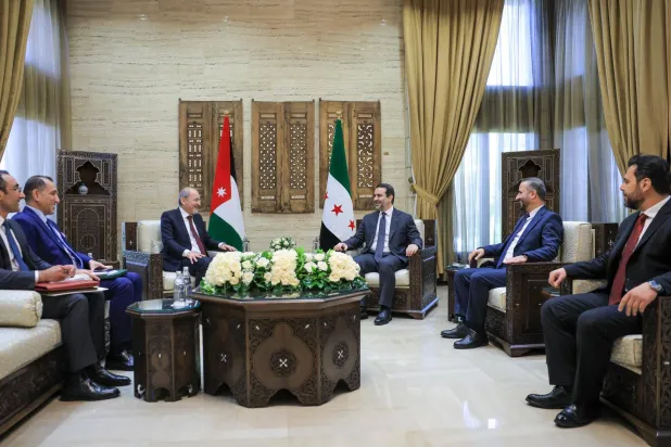 لقاء وزير الخارجية والمغتربين أسعد الشيباني بنائب رئيس الوزراء ووزير الخارجية وشؤون المغتربين في المملكة الأردنية الهاشمية أيمن الصفدي في العاصمة دمشق الأحد (الخارجية السورية)