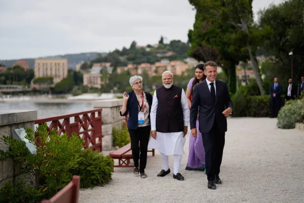 (foto altı) Fransa Cumhurbaşkanı Emmanuel Macron, 14 Haziran’da Fransa’nın güneyinde ikili görüşmeler için gelen Hindistan Başbakanı Narendra Modi’yi karşıladı. (AP)