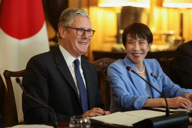 İngiliz Başbakanı Keir Starmer ve Japon mevkidaşı Sanae Takaichi (AP)