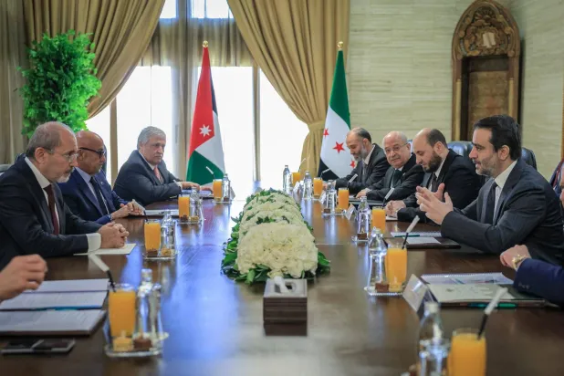 لقاء الوفدين السوري والأردني في قصر تشرين بدمشق الأحد برئاسة وزير الخارجية أسعد الشيباني ونظيره الأردني أيمن الصفدي (الخارجية السورية)