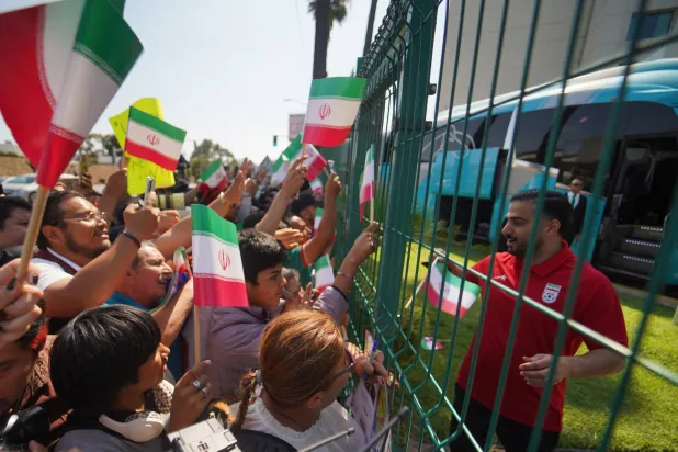 بعثة المنتخب الإيراني غادرت تيخوانا وسط تحية الجماهير (رويترز)