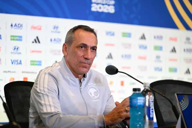 اليوناني دونيس مدرب المنتخب السعودي في المؤتمر الصحافي (أ.ف.ب)