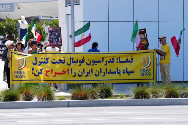 متظاهرون طالبوا بطرد إيران من الفيفا (رويترز)