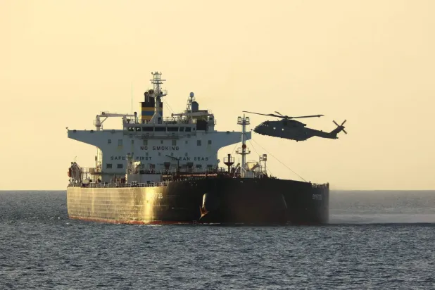 14 Haziran'da Manş Denizi'nde yaptırım uygulanan bir petrol tankerine yapılan çıkarma operasyonundan, (İngiltere Savunma Bakanlığı/AFP)
