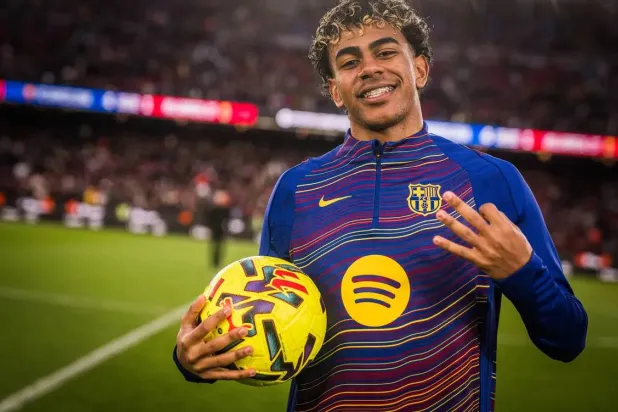 لامين يامال لاعب فريق برشلونة ونجم المنتخب الإسباني (نادي برشلونة)