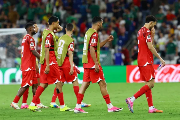 إحباط كبير يبدو واضحاً على لاعبي منتخب تونس بعد المباراة (رويترز) 