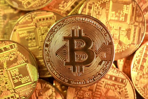 تمثيل لعملة البتكوين الرقمية (رويترز)