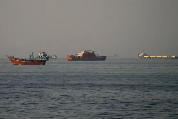Umman’ın Musandam vilayetinden görülen Hürmüz Boğazı’ndaki gemiler (Reuters)