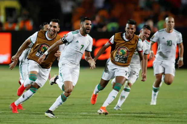 الجزائري رياض محرز يحتفل بتسجيل الهدف الثاني لمنتخب بلاده برفقة زملائه خلال مواجهة نيجيريا في كأس الأمم الأفريقية (رويترز)