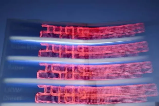لوحة إلكترونية تعرض أسعار البنزين والديزل الحالية في محطة وقود تابعة لشركة «إيسو» في برلين (رويترز)