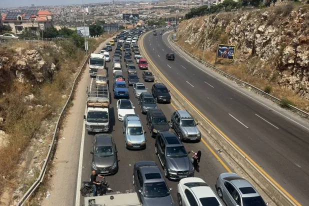 نازحون يعودون إلى بلداتهم في صيدا بجنوب لبنان بعد إعلان التوصل لاتفاق بين الولايات المتحدة وإيران (أ.ب)