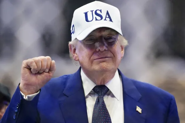 ABD Başkanı Donald Trump dün G7 Zirvesi için Fransa’ya gitmek üzere Maryland eyaletindeki Andrews Hava Üssü’nden Air Force One uçağına binerken el sallıyor. (EPA)