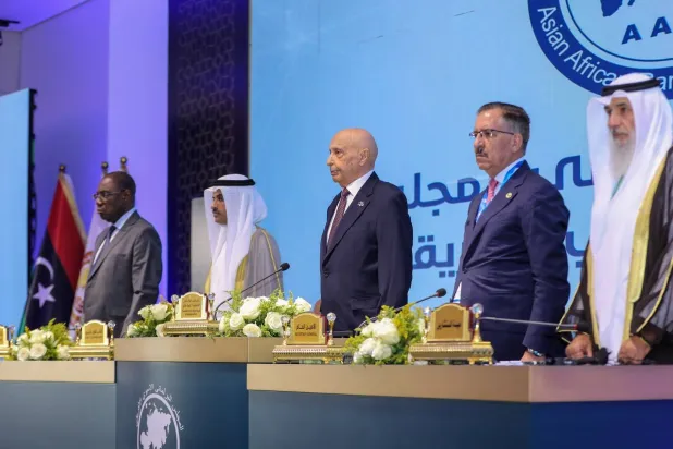 عقيلة صالح يتوسط الحضور خلال افتتاح المؤتمر العام الثاني البرلماني الآسيوي - الأفريقي في بنغازي يوم الاثنين (وكالة الأنباء الليبية)