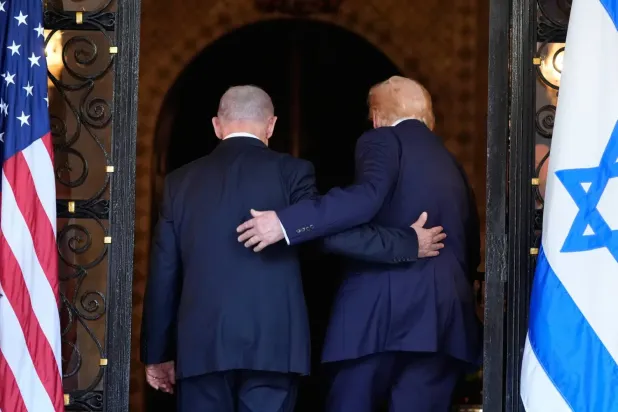 ABD Başkanı Donald Trump ve İsrail Başbakanı Binyamin Netanyahu, Aralık 2025'te Florida'daki Mar-a-Lago tatil beldesinde düzenlenen resepsiyonda (AP)