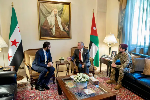 الرئيس السوري أحمد الشرع يلتقي العاهل الأردني الملك عبد الله وولي العهد الأمير الحسين بن عبد الله في عَمّان فبراير 2025 (الديوان الملكي - رويترز)