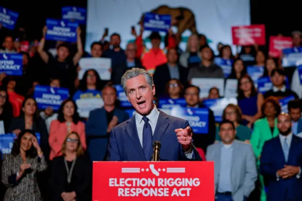 Kaliforniya Valisi Gavin Newsom, 14 Ağustos 2025'te Los Angeles'ta düzenlenen bir mitingde konuşma yapıyor (Reuters)