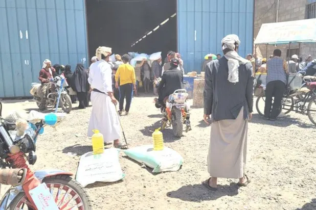 يمنيون في صنعاء يتلقون مساعدات من رجال أعمال (الشرق الأوسط)