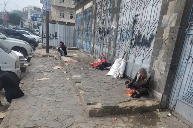 المشردون والمرضى النفسيون يفترشون شوارع صنعاء (الشرق الأوسط)