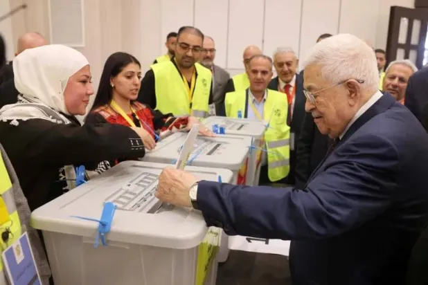 الرئيس الفلسطيني محمود عباس يدلي بصوته خلال انتخابات اللجنة المركزية لحركة «فتح» (أ.ف.ب)