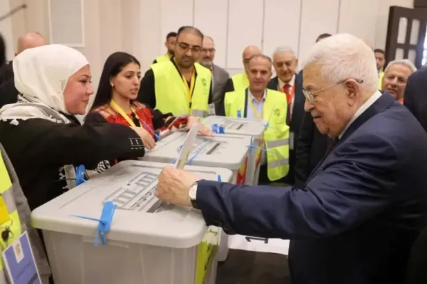 Filistin Devlet Başkanı Mahmud Abbas, Fetih hareketinin Merkez Komitesi seçimlerinde oyunu kullanıyor (AFP)