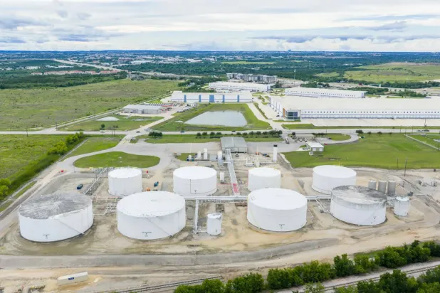 Teksas'ın Austin kentindeki bir yakıt istasyonunda bulunan petrol depolama tankları (AFP)