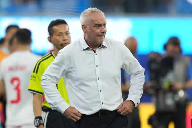 دارين بازيلي المدير الفني لمنتخب نيوزيلندا (أ.ب)