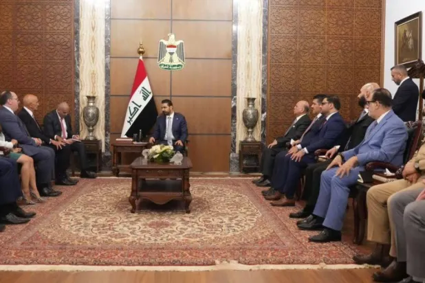 رئيس الوزراء العراقي علي الزيدي خلال لقائه مع المبعوث الأميركي الخاص إلى سوريا والعراق توم برّاك (واع)