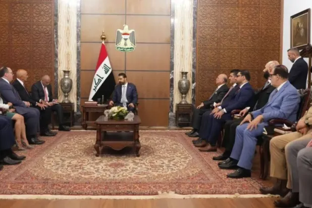 (foto altı) Irak Başbakanı Ali ez-Zeydi, ABD’nin Suriye ve Irak Özel Temsilcisi Tom Barrack ile yaptığı görüşmede (INA)