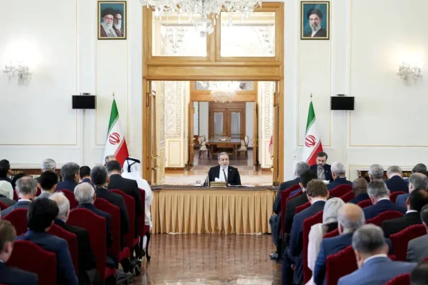 İran Dışişleri Bakanı Abbas Arakçi, Tahran'da akredite olan yabancı diplomatik misyonların ve uluslararası kuruluşların büyükelçileri ve temsilcileriyle bir araya geldi (İran Dışişleri Bakanlığı)