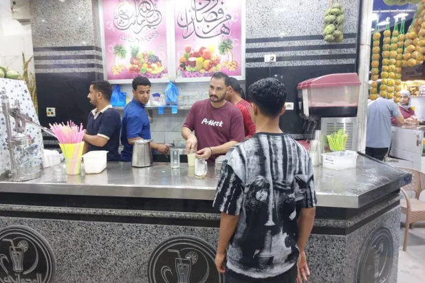الإقبال على محال عصير القصب لم يتأثر رغم الإعلان مؤخراً عن حالات غش (الشرق الأوسط)
