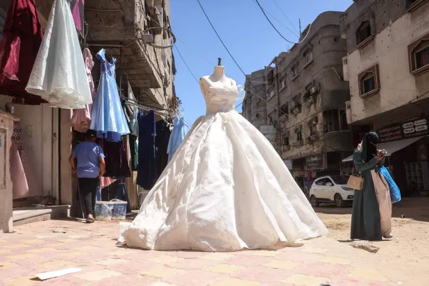 من ذاكرة البيوت المهدّمة تُصنع الأحلام (أ.ف.ب)