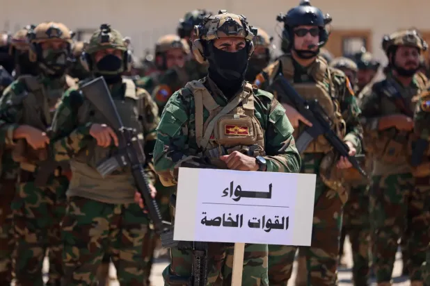 Mukteda es-Sadr'a bağlı Seraya es-Selam mensupları, Samarra'da düzenlenen bir askerî geçit töreni sırasında. (AFP)