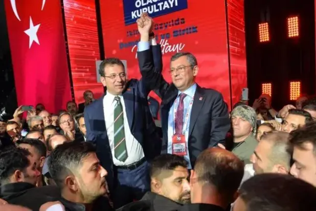 رئيس بلدية إسطنبول المحتجز أكرم إمام أوغلو رافعاً يد أوزغور أوزيل عقب إعلان فوزه برئاسة حزب «الشعب الجمهوري» خلال المؤتمر العام للحزب في 2023 الذي أبطله القضاء التركي في مايو الماضي (حساب الحزب في إكس)