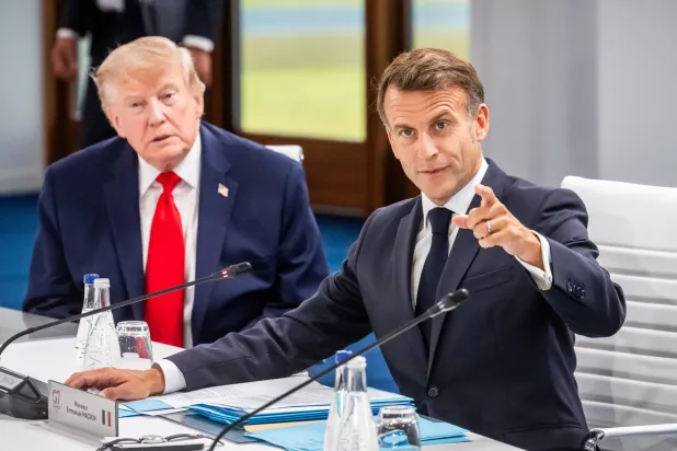 الرئيس الفرنسي إيمانويل ماكرون يتحدث إلى جانب الرئيس الأميركي دونالد ترمب في بداية جلسة العمل مع مجموعة السبع وضيوفها في إيفيان بفرنسا 16 يونيو 2026 (د.ب.أ)