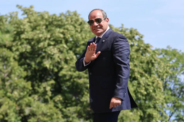 الرئيس المصري عبد الفتاح السيسي يصل للاستقبال الرسمي قبل غداء عمل كجزء من قمة مجموعة السبع في إيفيان بشرق فرنسا يوم 16 يونيو 2026 (أ.ف.ب)