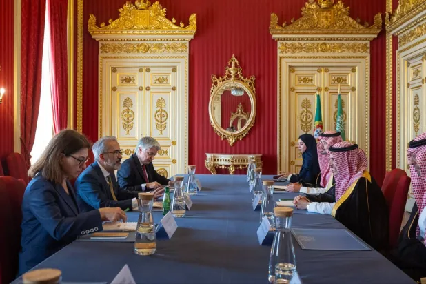 جانب من جلسة المباحثات الرسمية التي عقدها وزيرا خارجية السعودية والبرتغال في العاصمة لشبونة (واس)