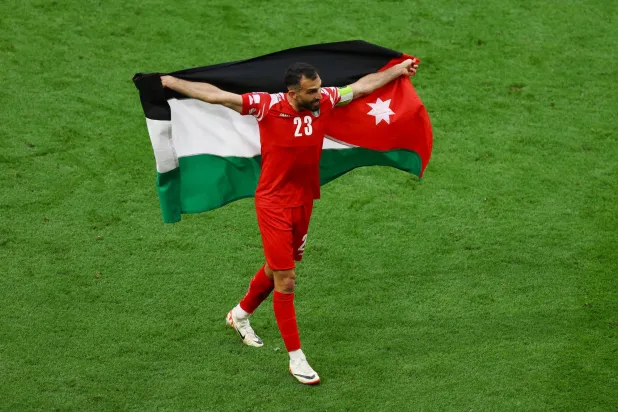 قائد المنتخب الأردني لكرة القدم إحسان حداد (رويترز)