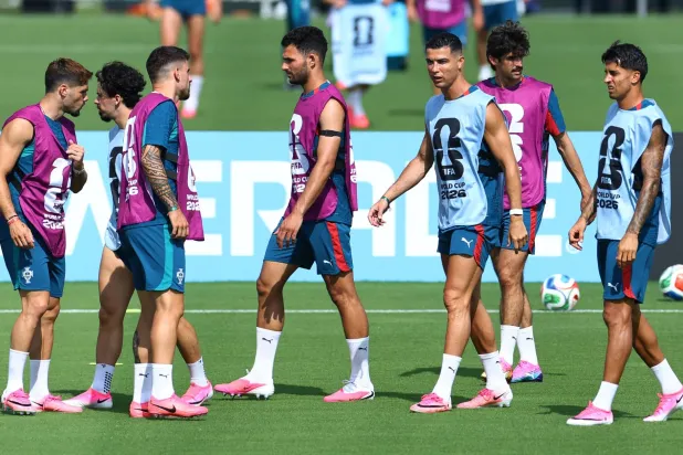 رونالدو خلال تحضيرات البرتغال لمواجهة الكونغو (رويترز)