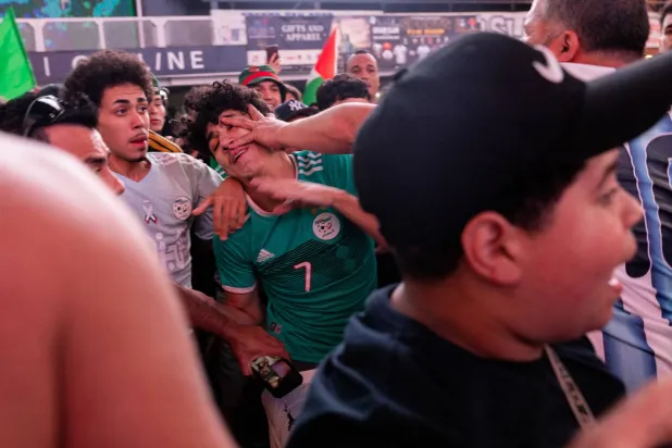 مشاجرة عنيفة بين مشجعي منتخبي الأرجنتين والجزائر لكرة القدم في نيويورك (رويترز)
